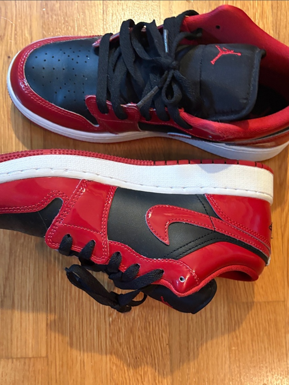 Jordan Kids Low-Top Sneakers in Red and Black